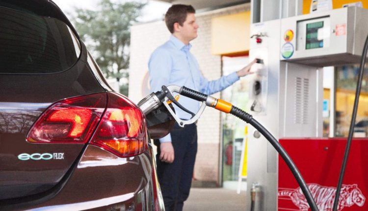 تفاوت CNG و LPG - مردی در حال گاز زدن به خودرو